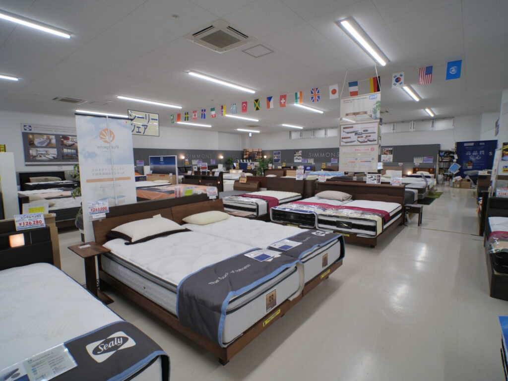 アイアイ家具のベッド展示場。さまざまなベッドを比較できます。